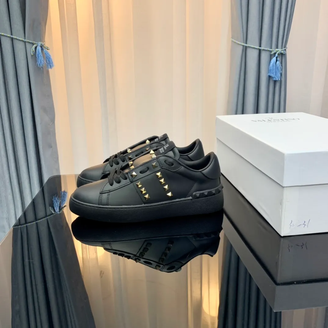 👟👟Ex-factory price 480👟👟 Women's Shoes Women's Clothing VALENTINO Valentino sneakers 21ss new letter sneakers white shoes lace-up sneakers Zhang Yixing's same rivet lace-up casual shoes sneakers The highest version on the market! All details are consistent with the original version. Buy the original 1:1 replica. Material: original imported pebbled cowhide with VT original webbing and 3D printed color pattern. Inner lining: imported cowhide lining and cowhide foot pads. Outsole: exclusive molded TPU wear-resistant outsole. Strap: with rubber texture VLTN LOGO. Insole: authentic rubber insole. Original packaging box and full set of original packaging. Size: 35-40 ( 41🉑️No return or exchange for customization) 38-44 (45🉑️No return or exchange for customization)